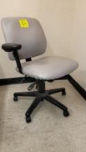 SWIVEL OFFICE CHAIR MISSING 1 HANDLE