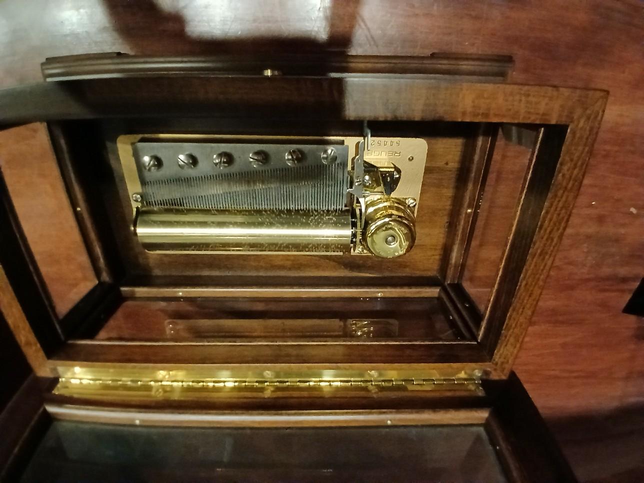 PORTER Vintage Music Box / Wind Up Music Box