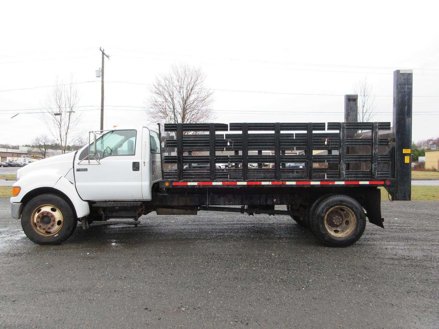 2005 Ford F-650 XL S/A Flatbed Truck