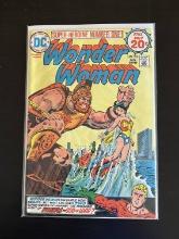 Wonder Woman DC Comic #215 Bronze Age 1975