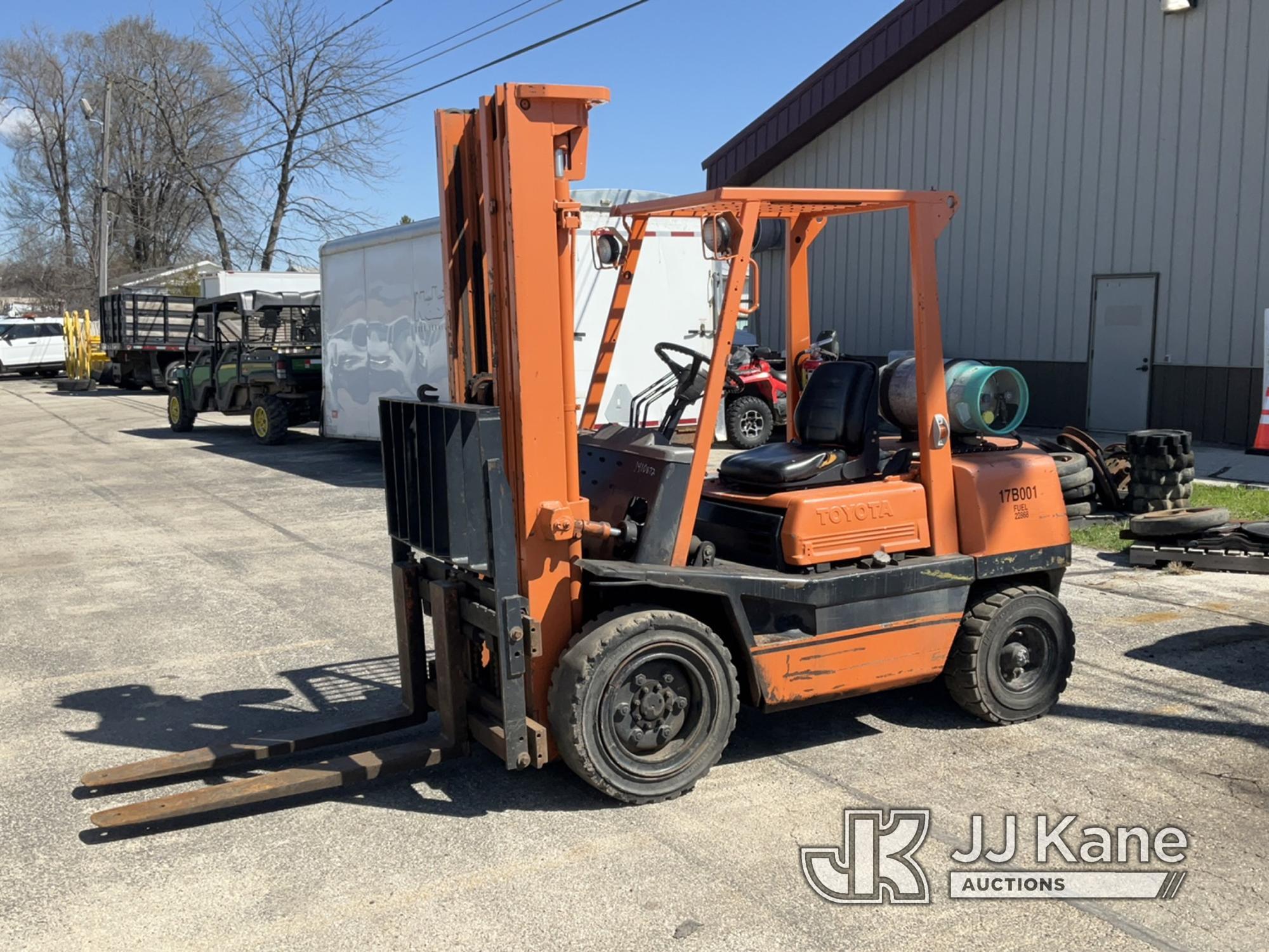 (South Beloit, IL) 1980 Toyota 02-FG30 Solid Tired Forklift Runs, Moves, Operates, Jump to Start, LP