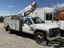 Altec AT200, Telescopic Non-Insulated Bucket Truck mounted behind cab on 2001 Chevrolet Silverado 35