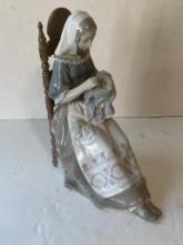 LLADRO FIGURE OF A SEATING WOMAN SEWING