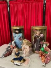 6 pcs Vintage Dolls. 2x Collectible Memories Porcelain Dolls, NIB. 2x Harlequin Dolls. See pics.