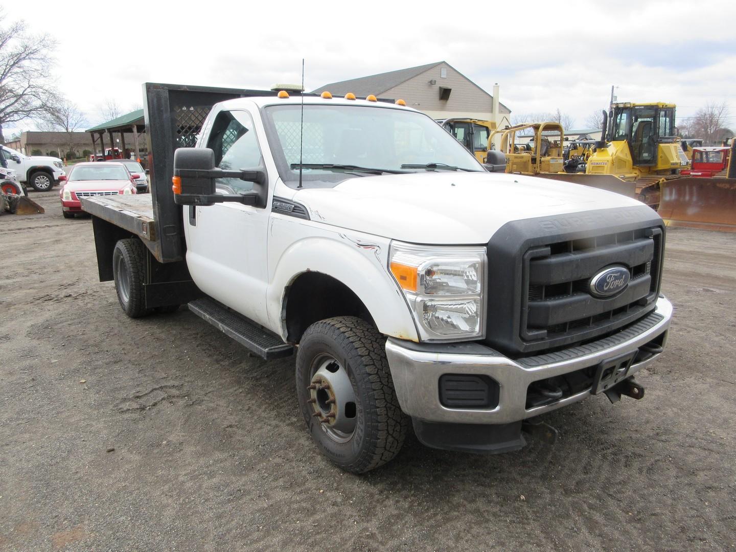 2015 Ford F-350 Super Duty S/A Flatbed Truck