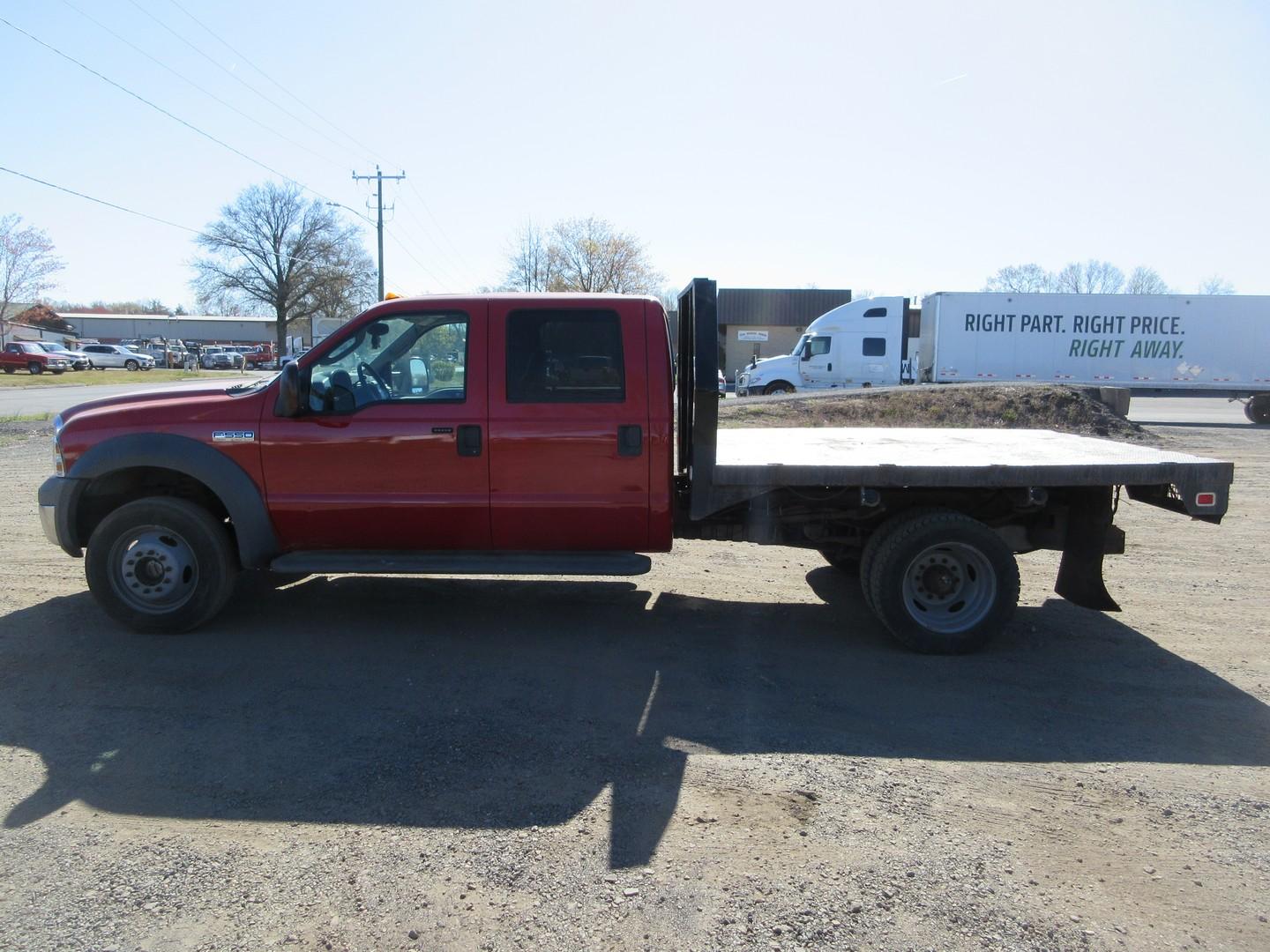 2005 Ford F-550 Lariat S/A Flatbed Truck