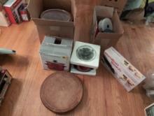 (LR) LOT OF KITCHEN ITEMS TO INCLUDE: TOASTMASTER 1.5 QUART SLOW COOKER, WOODEN LAZY SUSAN, HAMILTON
