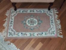 (UPOFC) VINTAGE HAND TUFTED FLORAL AUBUSSON RUG. IT MEASURES 2' X 3' 6". FEATURES COLORS PINK,