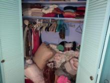 (UPBR2) CONTENTS OF CLOSET TO INCLUDE: VINTAGE WOMENS CLOTHING, SHOES, PURSES, HATS, HANGERS,