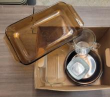 BOX OF MISCELLANEOUS: AMBER GLASS & PYREX DISHWARE