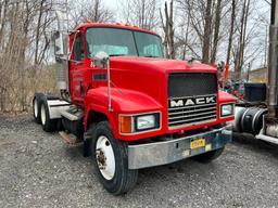 1993 MACK CH613 TRUCK TRACTOR VN:1M2AA13Y7PW019740 powered by Mack E7-350 diesel engine, equipped