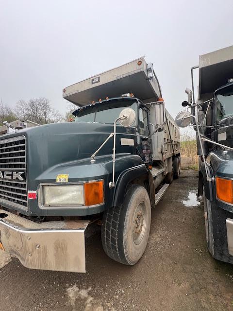 2007 MACK CL733 DUMP TRUCK VN:M002331 powered by Mack diesel engine, equipped with Eaton 8 speed