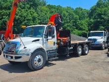 2005 INTERNATIONAL 4400 BOOM TRUCK VN:181908 powered by DT466 diesel engine, equipped with automatic