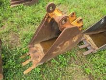 18IN. DIGGING BUCKET TRACTOR LOADER BACKHOE ATTACHMENT