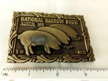 BELT BUCKLE "NATIONAL BARROW SHOW AUSTIN MN 93 LIMITED EDITION 005 OF 100 DIST.BY HOWE ADV.