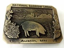 BELT BUCKLE NATIONAL BARROW SHOW AUSTIN MN 1992 LIMITED EDITION #20 OF 100 DIST BY HOWE ADV
