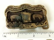BELT BUCKLE NATIONAL BARROW SHOW AUSTIN MN 199O LIMITED EDITION NUMBER 86OF100 DIST BY HOWE ADV