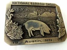 BELT BUCKLE NATIONAL BARROW SHOW AUSTIN MN 1992 LIMITED EDITION #65 OF 100 DIST BY HOWE ADV