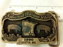 BELT BUCKLE NATIONAL BARROW SHOW AUSTIN MN 1990 LIMITED EDITION #49 OF 100 DIST BY HOWE ADV