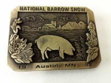 BELT BUCKLE NATIONAL BARROW SHOW AUSTIN MN 1992 LIMITED EDITION #60 OF 100 DIST BY HOWE ADV