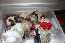 BOX OF MINIATURE DOLLS INCLUDING QUEEN DOLLS AND BRADLEY DOLLS