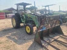 John Deere 520 4WD Tractor w/Pallet Forks Attachment