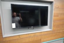 SAMSUNG FLAT SCREEN TV W/REMOTE