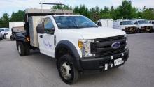 2017 FORD F-550 SUPER DUTY 4X2 DUMP TRUCK W/ V10 6.8L GAS ENGINE, DUAL REAR WHEELS, VOTH DUMP BOX, V